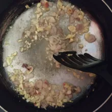 Tumis bawang merah dan bawang putih sampai harum