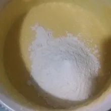 Tambahkan tepung terigu