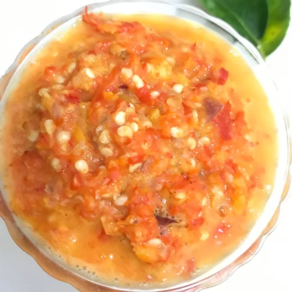 Siapkan bumbu untuk sambal mercon yaitu cabe, lengkuas, jahe, kunyit, lada, bawang putih dan bawang merah. Ulek tapi jangan terlalu halus.