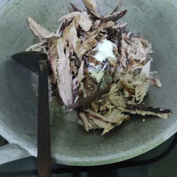 Masukkan ikan suwir, garam, gula, dan kaldu bubuk. Tambahkan air dan masak sampai air habis terserap.