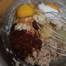 Campurkan telur, garam, brown sugar/gula pasir, baking powder dan cinnamon