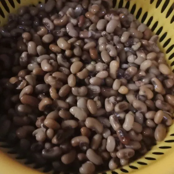 Rendam kacang tolo semalaman, kemudian rebus hingga empuk dan tiriskan.