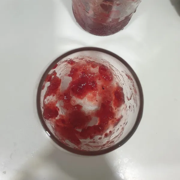 Masukkan selai strawberry ke dalam gelas.
