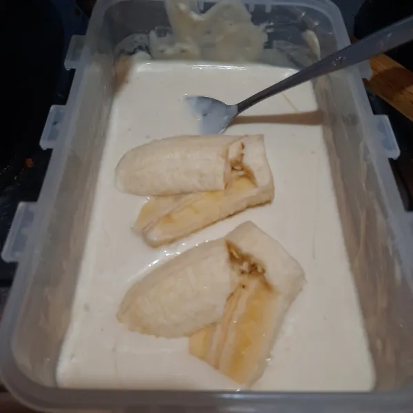 Celupkan satu persatu pisang ke dalam adonan tepung.