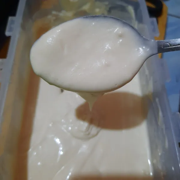 Tambahkan air secukupnya. Aduk-aduk sampai sedikit mencair (jangan terlalu cair) agak kental.