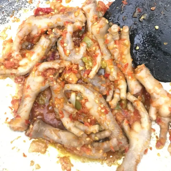 Kemudian masukkan ceker ayam yang sudah direbus kedalam tumisan kemudian tambahkan garam secukupnya dan kaldu jamur/penyedap rasa sesuai selera dan koreksi rasa.