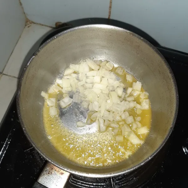 Tumis bawang bombai dengan margarin. Kalau untuk diet, ganti margarinnya dengan olive oil. Tumis hingga bawang bombai bening.