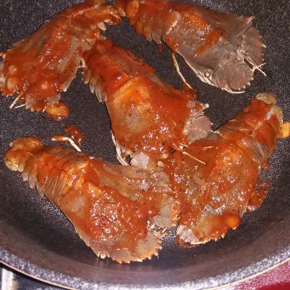 Olesi bumbu ke dalam udang dan bakar hingga matang. Sajikan