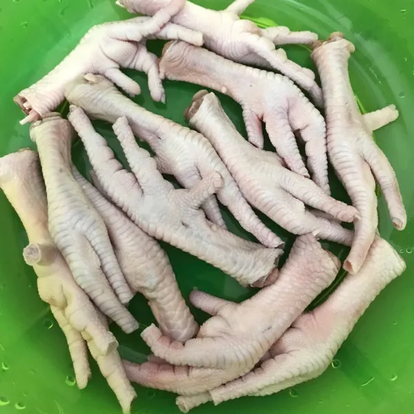 Cuci bersih ceker lalu rebus ceker lalu beri air perasan jeruk nipis, garam 1 sdt agar tidak bau amis setelah lunak angkat dan tiriskan.