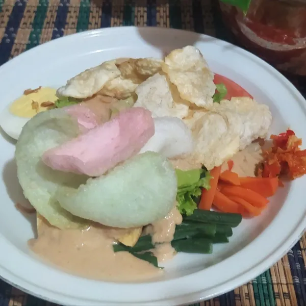 Siram dengan bumbu kacang. Taburkan emping dan kerupuk di atasnya. Jangan lupa sambalnya. Siap untuk disajikan.