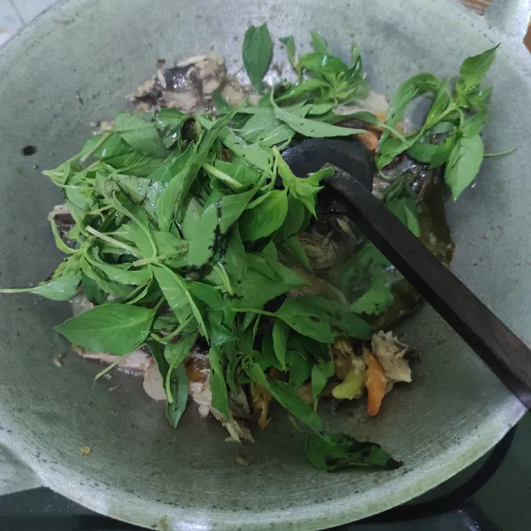 Tambahkan daun kemangi dan aduk sebentar saja.
