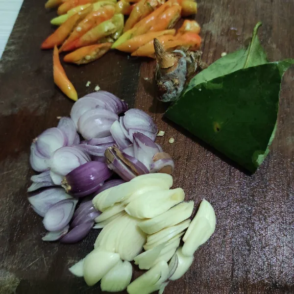 Iris serong cabai, iris tipis bawang merah dan bawang putih.