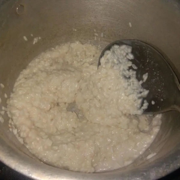 Masak beras sampai air santan asat atau sama seperti kita mengaron nasi.