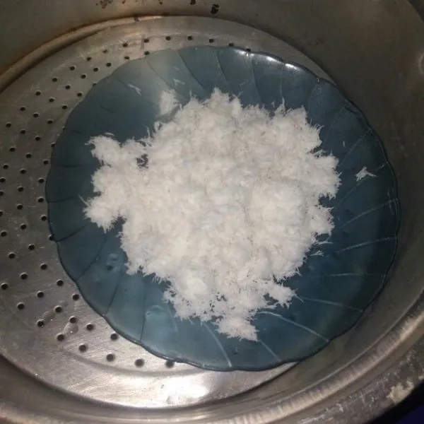 Campurkan kelapa parut dan garam lalu kukus 10 menit.