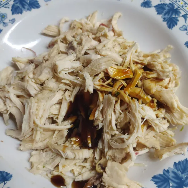 Topping ayam: campur ayam suwir dengan saus tiram, kecap manis, dan kaldu jamur. Aduk sampai ayam tercampur rata dengan bumbu, sisihkan.