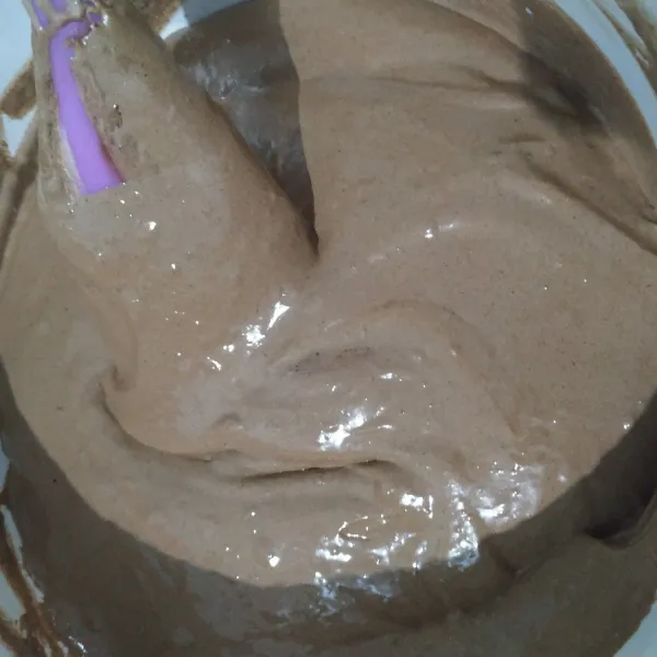 Masukan bahan kering (tepung terigu dan lainnya yang sudah disaring) dan bahan basah (lelehan dark chocolate compound dan minyak goreng) secara bergantian kedalam adonan telur. Aduk perlahan saja. Teruskan sampai habis dan tercampur rata.