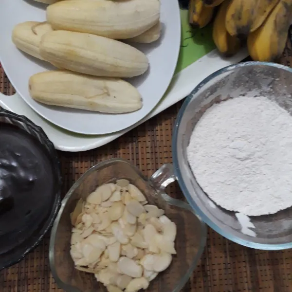 Siapkan pisang kepok, coklat leleh, kemari dan tepung pisang
