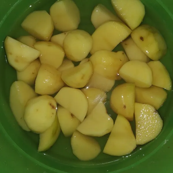 Kupas dan potong kentang menjadi beberapa bagian