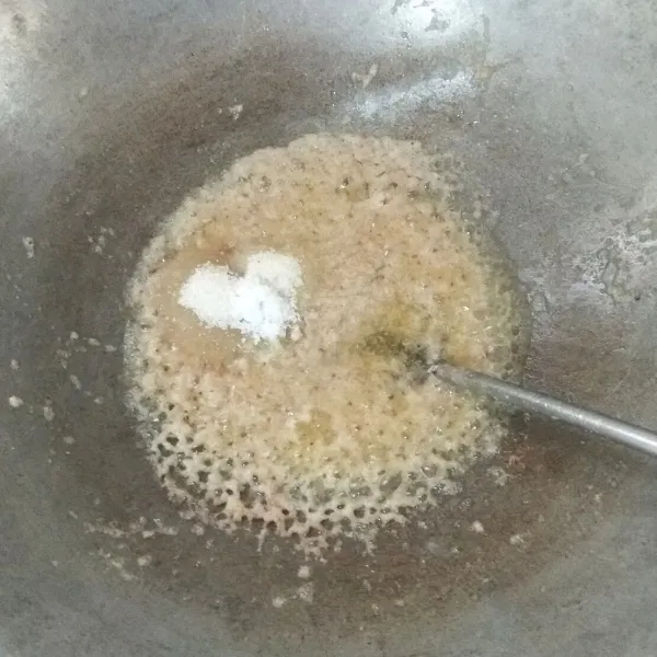 Lalu masukan gula pasir, garam, dan kaldu bubuk. Aduk hingga bumbu mengeluarkan minyak.