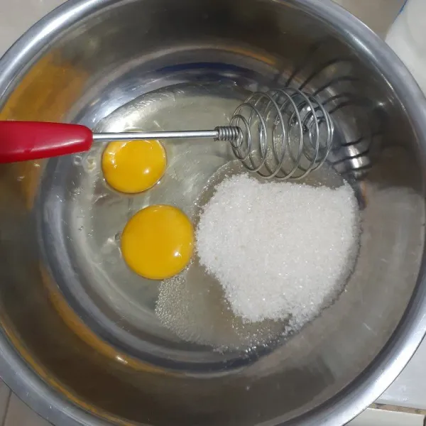 Kemudian kocok atau mix gula dan telur sampai adonan berwarna putih atau berjejak.