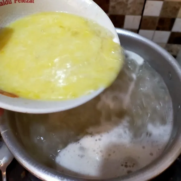 Setelah kuah kental, kocok lepas telur. Lalu tambahkan 4 sendok sayur kuah dan tuang perlahan-lahan ke kuah
