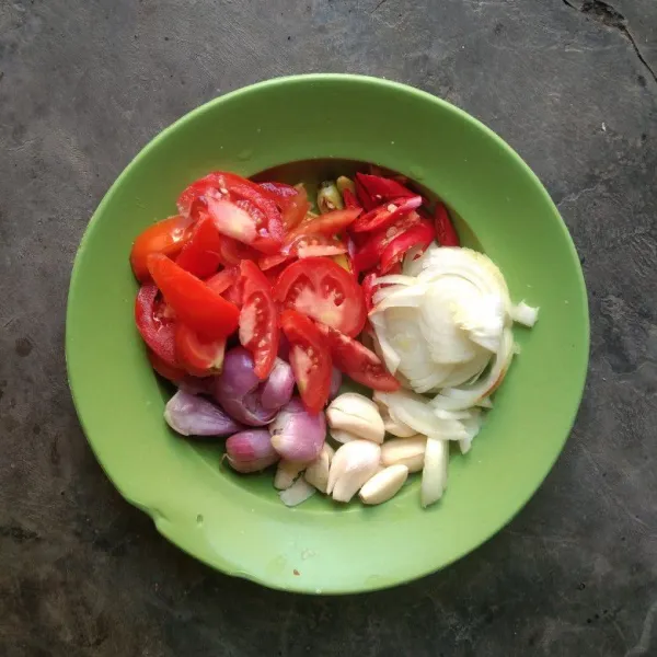 Rajang bawang merah, bawang putih, cabai kecil, cabai besar, tomat, jahe, dan bawang bombay.