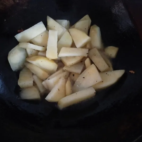 Goreng kentang hingga matang (sudah dicuci bersih dan dipotong-potong)