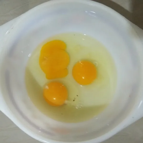 Masukan telur ke dalam mangkuk.