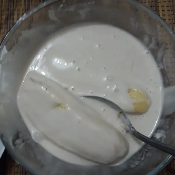 Tuang air kedalam tepung bumbu pisang