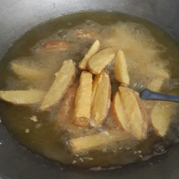 Panaskan minyak agak banyak, goreng kentang hingga kuning ke emasan, angkat dan tiriskan. Setelah dingin dapt disajikan dengan taburan daun parsley.