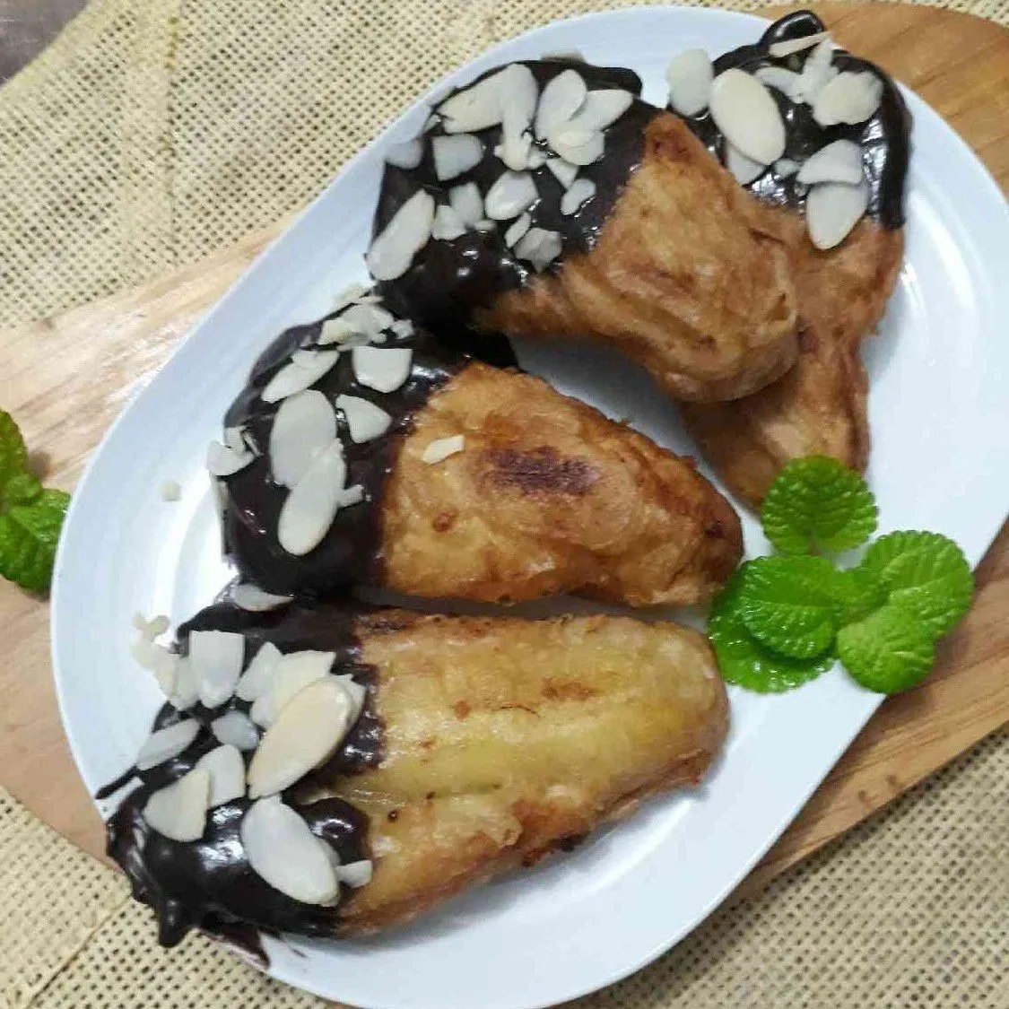 Pisang Coklat Tabur Kenari