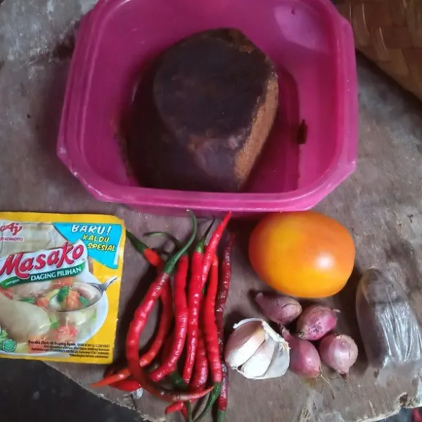 Siapkan bawang merah, bawang putih, cabai, kaldu bubuk, dan gula jawa