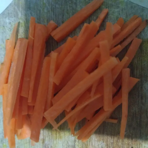 Potong wortel menjadi ukuran korek api atau sesuai selera.