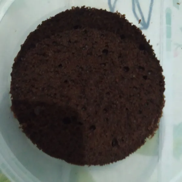 Untuk setiap cup, bagi hasil kukusan (brownies kukus) dengan 2 bagian.