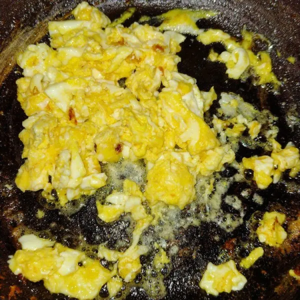 Beri teflon dengan sedikit minyak lalu orek telur taruh di sisi atas