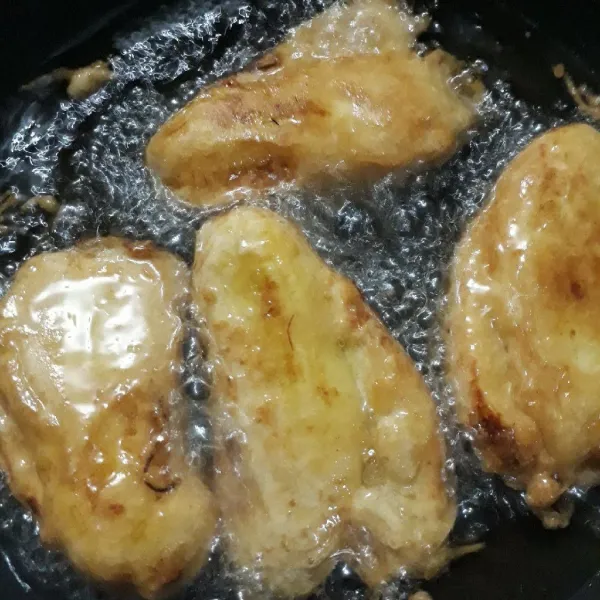 Goreng pisang sampai matan kekuningan. Angkat dan tiriskan