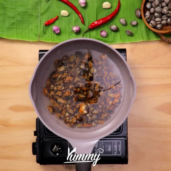 Rebus kerang dengan air hingga kaldu keluar, kemudian sisihkan kaldu kerang sebanyak 300 ml. Tambahkan bumbu halus, rebus hingga air dan bumbu meresap.