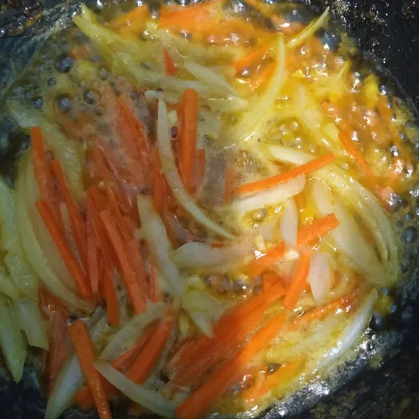 Siapkan wajan. Masukan margarin. Masukan bawang putih dan bawang bombay dan wortel. Aduk hingga wangi dan wortel sedikit layu.