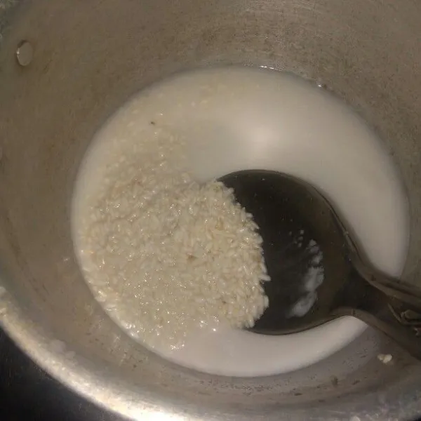 Cuci beras ketan, lalu tuangkan santan dan sejumput garam.