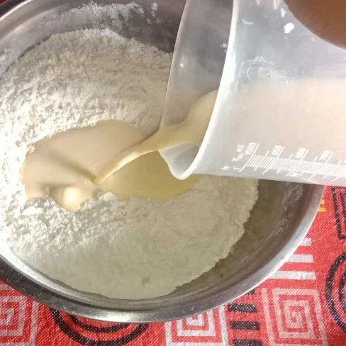 Masukan telur dan susu cair Mixer hingga rata.