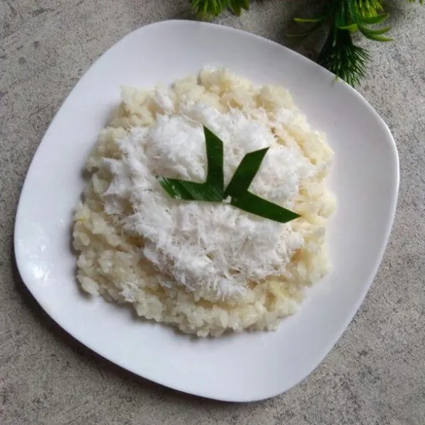 Sajikan ketan dan taburi dengan kelapa parut.