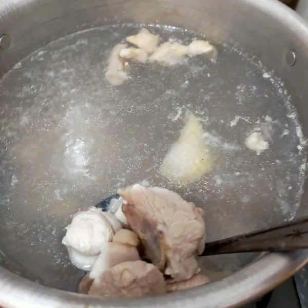 Panaskan air, setelah mendidih masukkan ayam.  Masak hingga ayam matang.