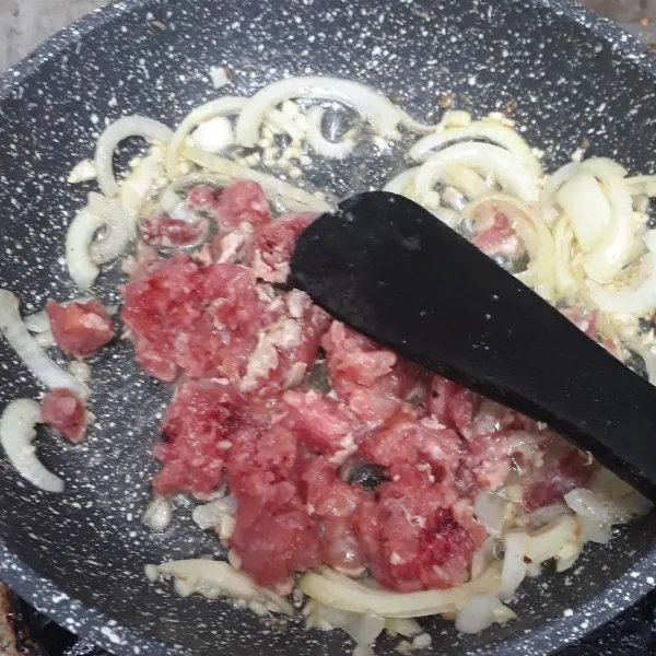 Masukkan daging ayam cincang lalu aduk hingga berubah warna.