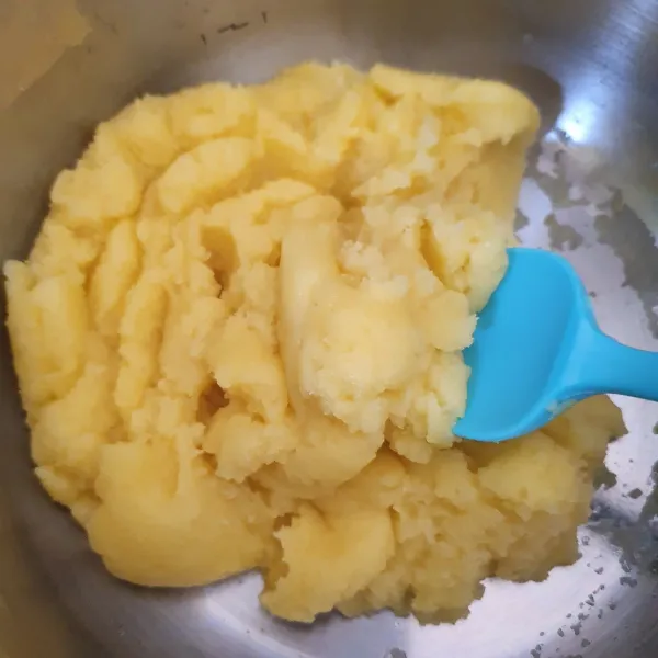 Masukkan tepung terigu, aduk hingga tercampur rata menggunakan spatula.