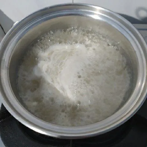 Rebus air bersama bawang putih, garam dan kaldu jamur hingga mendidih. Matikan kompor.