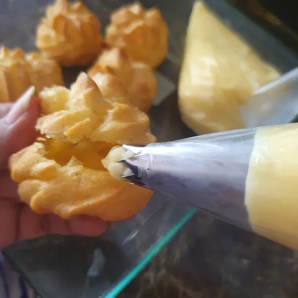 Buat cream: mixer butter, whipped cream, kental manis, dan keju. Masukkan dalam kantong spuit. Belah kulit soes jangan sampai putus, isi dengan adonan krim.