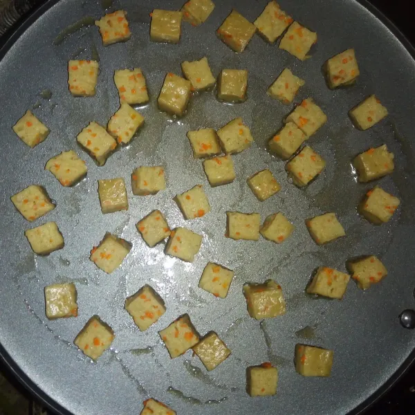 Potong-potong cilok menyerupai bentuk dadu, lalu bakar di atas teflon yang telah diolesi sedikit minyak goreng. Sajikan bersama kecap dan saus sambal.