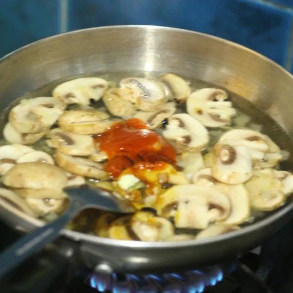 Masukkan air, saus tomat, kecap manis, dan kaldu jamur. Setelah mendidih, masukkan larutan maizena, masak sampai kental.