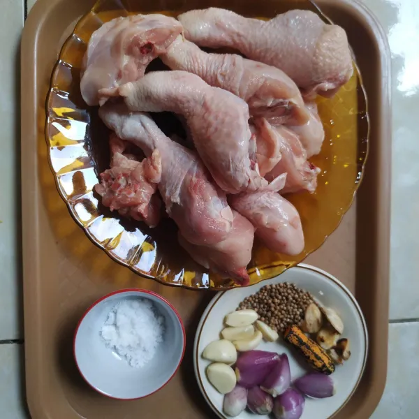 Siapkan ayam dan bumbu ungkep, haluskan bumbu ungkep