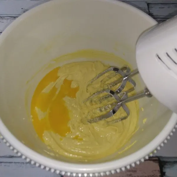 Sambil dimixer masukkan baking powder dan telur satu persatu hingga bercampur rata, matikan mixer